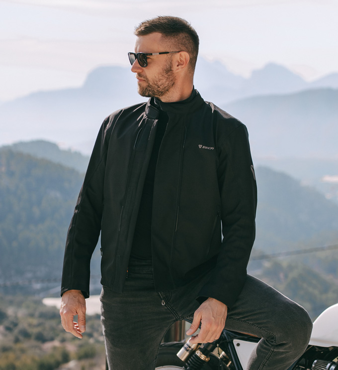Uvnitř / Vně. Použití membrány nezávisle na motocyklové bundě.